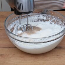 albusuri batute spuma cu zahar pentru blat de pandispan pufos - reteta tort Mimoza