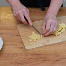 pandispan pufos taiat cuburi mici pentru decorul tortului Mimoza