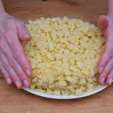 cum se decoreaza un tort Mimoza cu cuburi de pandispan pufos