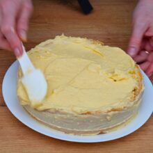 Tort Mimoza pentru 8 martie - blat scobit umplut cu crema de vanilie si frisca