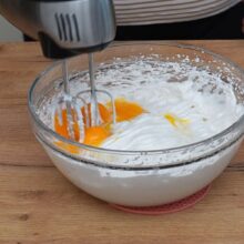 galbenusuri si ulei incorporate in spuma de albusuri pentru balt de tort Mimoza