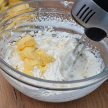 crema de vanilie racita incorporata in frisca batuta
