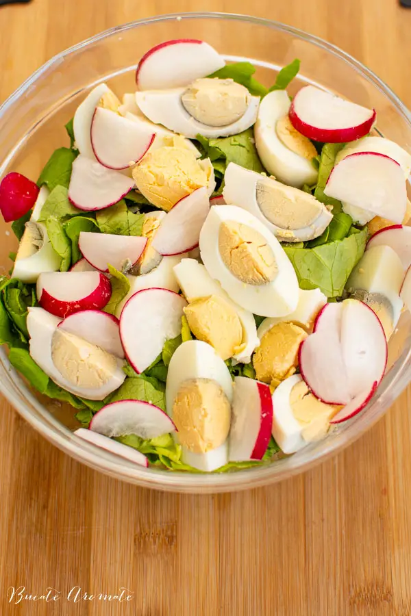 Salata de oua fierte