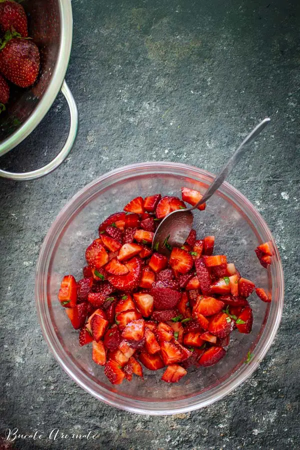 Căpșuni tăiate cu busuioc