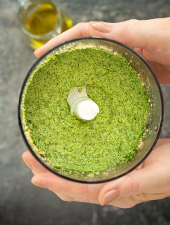 pesto de pătrunjel în chopper