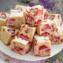 Prăjitură pufoasă cu căpșuni și lapte bătut, desert de casă cu fructe, fraged și aromat