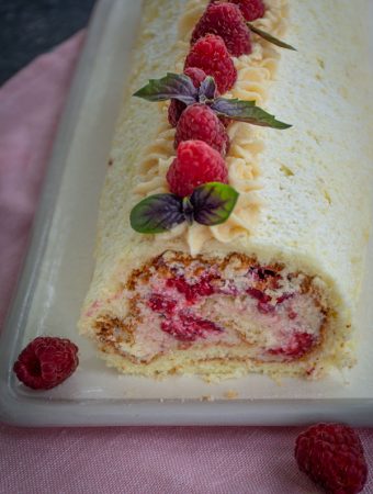 Ruladă cu zmeură și cremă caramel