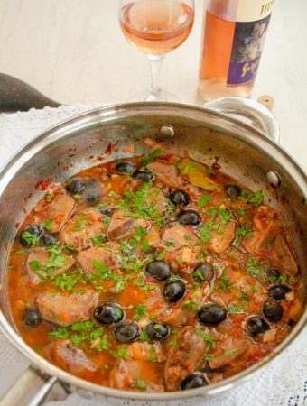 Limba de porc cu masline si sos de rosii