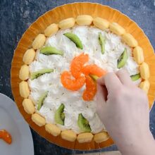 Tort Diplomat decorat cu frișcă naturală, kiwi și mandarine