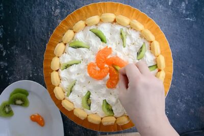 Tort Diplomat decorat cu frișcă naturală, kiwi și mandarine