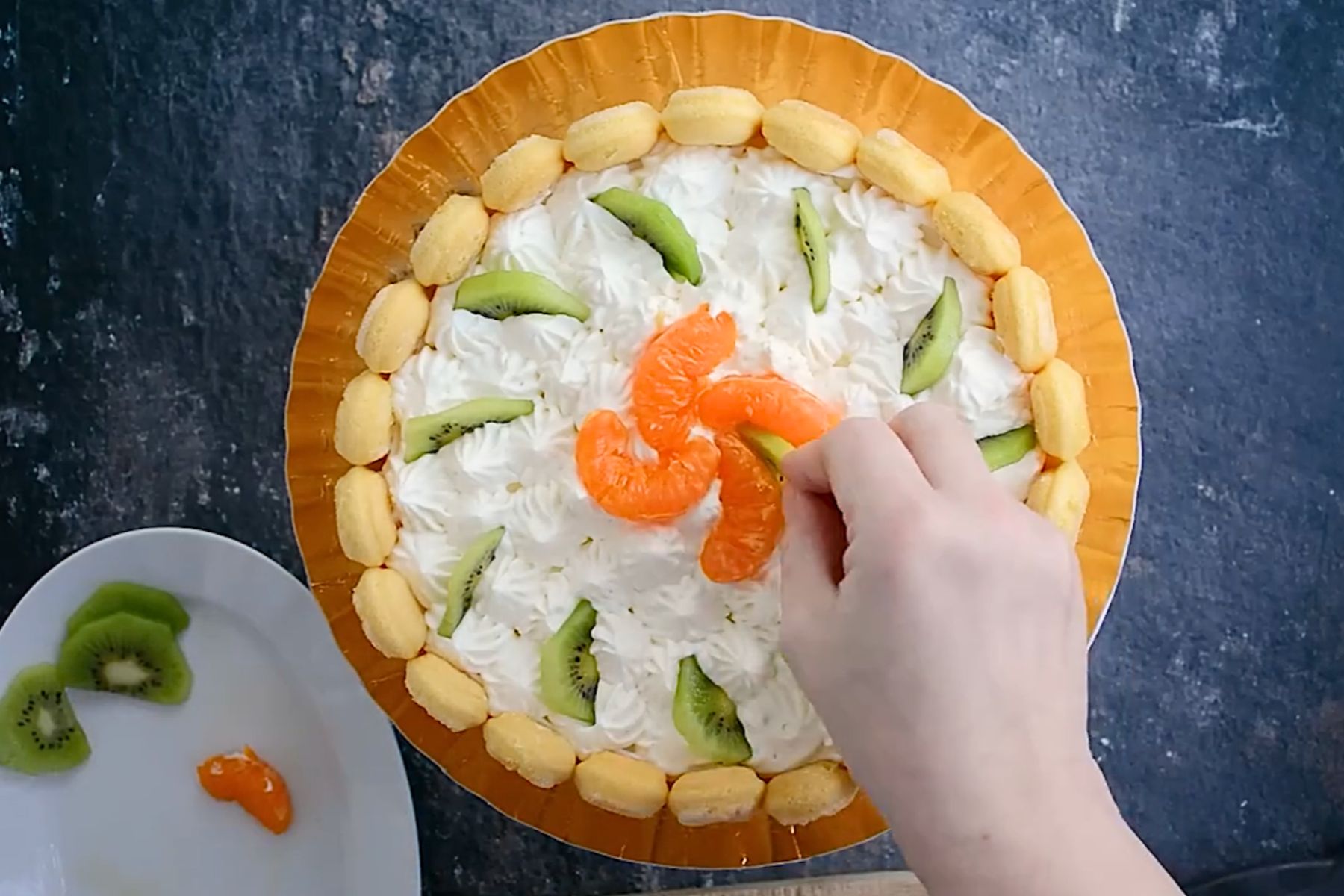 Tort Diplomat decorat cu frișcă naturală, kiwi și mandarine