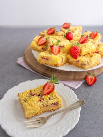 prajitura cu capsuni si crema de branza