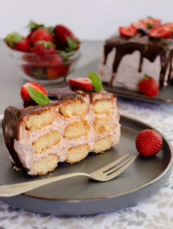 Prăjitură cu mascarpone și gem de căpșuni (fără coacere)