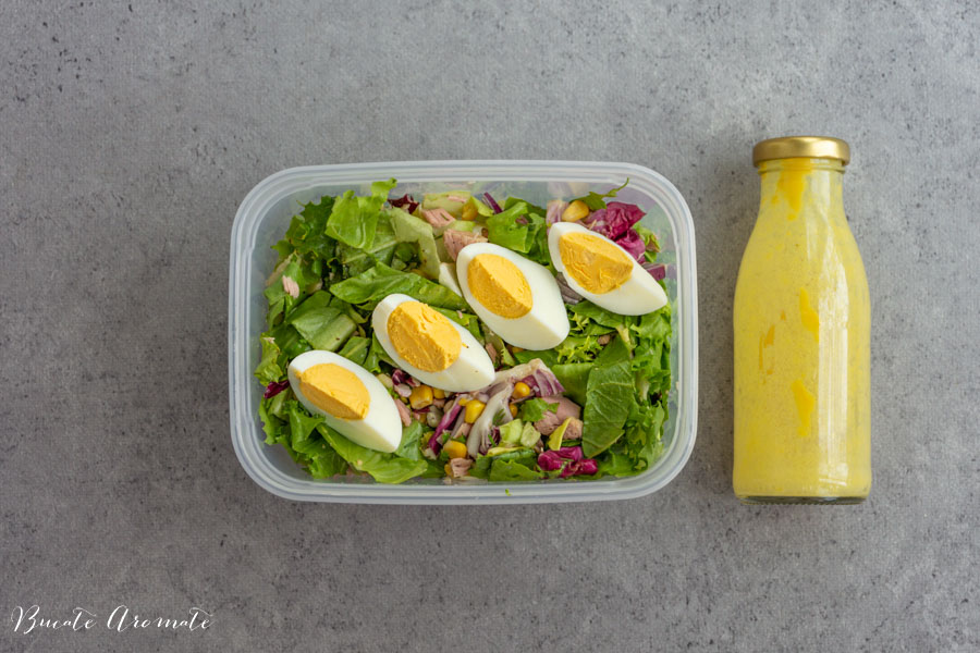 caserola cu salată și dressing pentru pachet