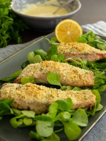 Somon in crusta de parmezan