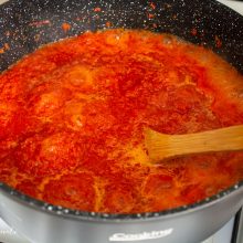 Pasta de ardei kapia fiarta la foc iute in cratita cu gura larga