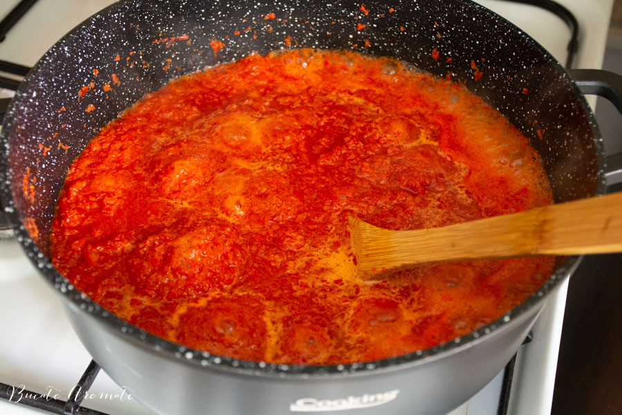 Pasta de ardei kapia fiarta la foc iute in cratita cu gura larga