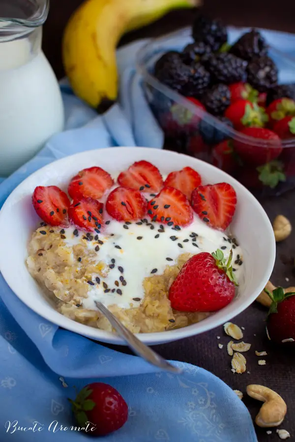 Porridge de ovăz cu iaurt, căpșuni și susan negru
