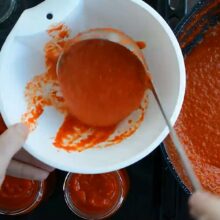 pasta de ardei kapia turnata fierbinte in borcane sterilizate pentru pastrare perfecta peste iarna