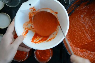 pasta de ardei kapia turnata fierbinte in borcane sterilizate pentru pastrare perfecta peste iarna