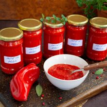 borcane cu pasta de ardei kapia cu etichete pregatite pentru camara