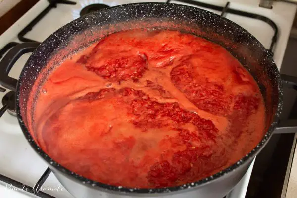 oala cu sos de tomate