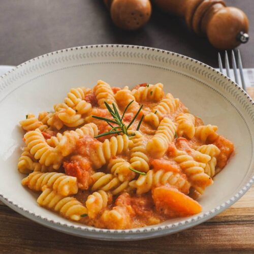 Farfurie adâncă cu Paste cu cremă năut și rozmarin