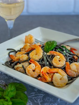 paste negre cu creveți și usturoi (