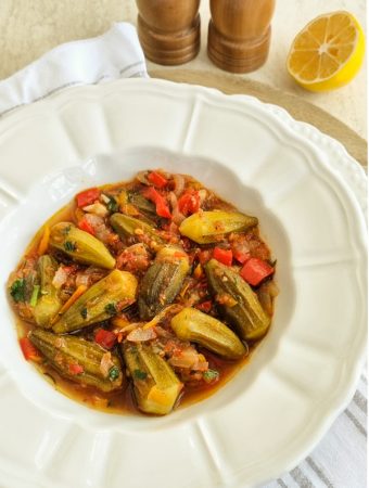 Rețeta de bame congelate cu sos de roșii