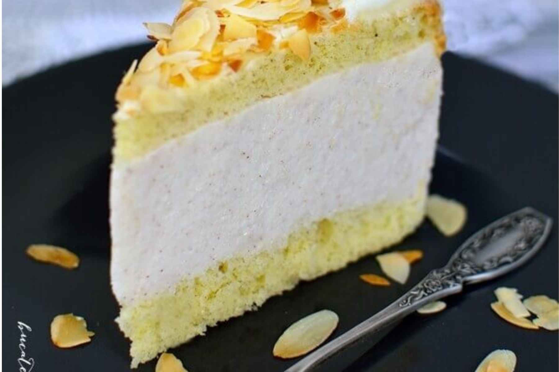 felie de tort cu crema generoasa de mere coapte