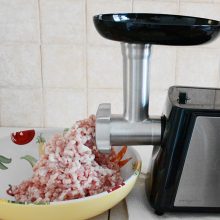 carne tocata pentru carnati la masina electrica