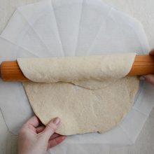 transferati aluatul pe hartie de copt