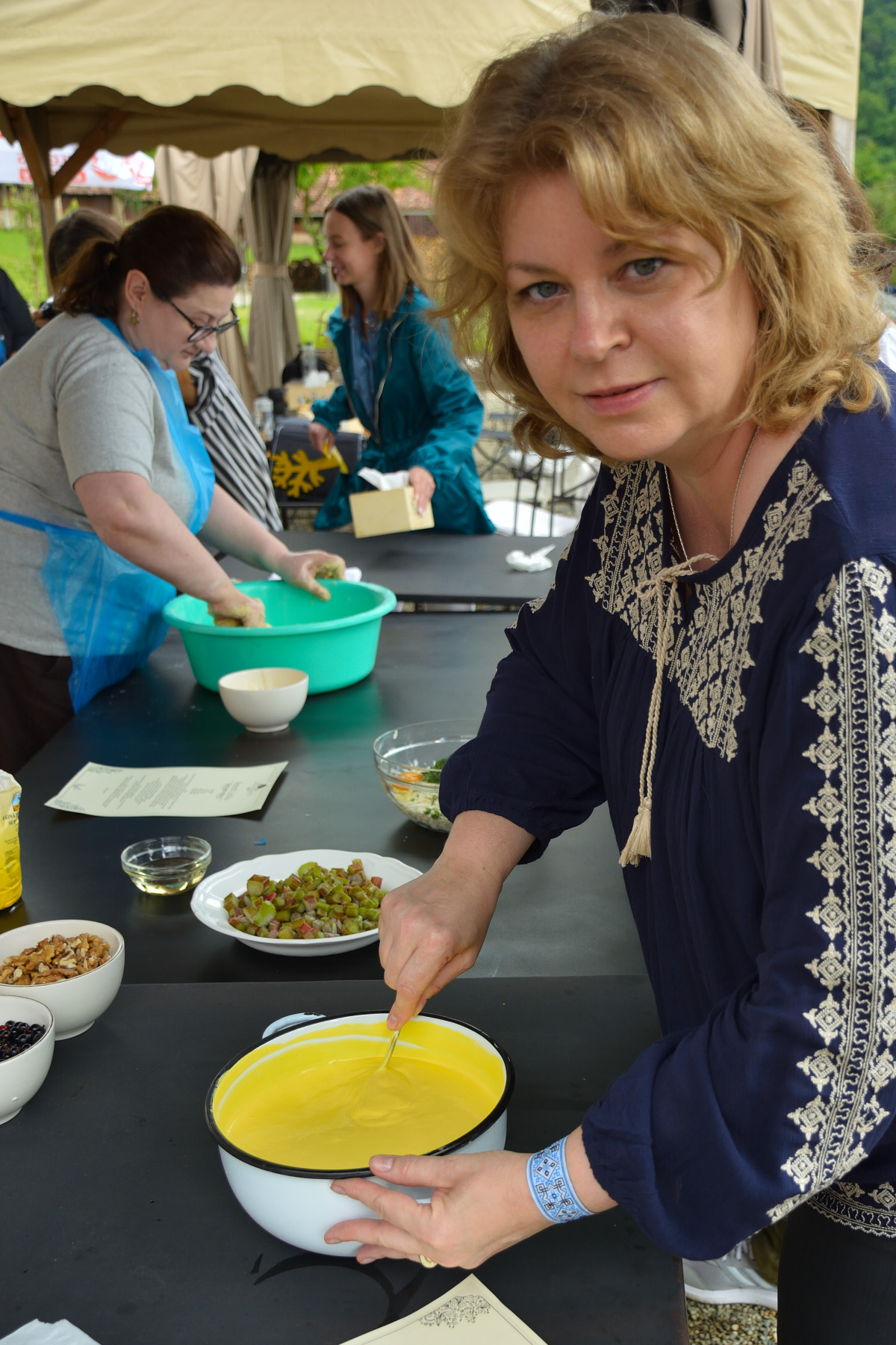 Iuliana Sbîrnea participă la un eveniment culinar, reprezentând Bucate Aromate și rețetele gătite acasă.