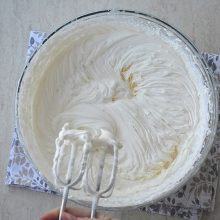 crema de mascarpone cu frisca si visine_mixare ingrediente