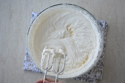 crema de mascarpone cu frisca si visine_mixare ingrediente