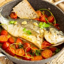 Dorada la tigaie cu rosii si usturoi_reteta