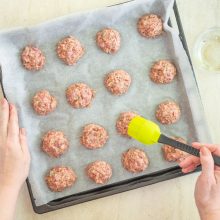 Ungem chiftelele cu ulei