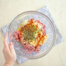 punem condimentele peste carnea tocata