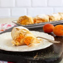 Strudel de caise cu foi subtiri