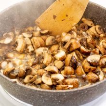 ciuperci brune sotate in tigaie