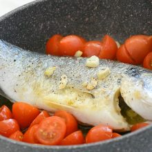 dorada cu rosii cherry in tigaie