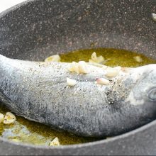 dorada cu sare, piper si usturoi in tigaie