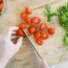 rosii cherry taiate pe fund de lemn