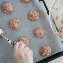 chiftele puse in tava cu lingura de ingheatata