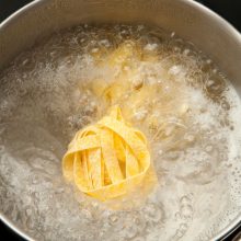 paste la fiert in oala cu apa in clocot