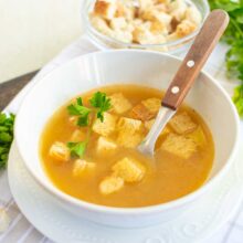 bol alb cu supa de chimen cu crutoane de paine si patrunjel