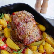 Friptură de porc la cuptor cu cartofi - rețeta cu ceafă de porc întreagă