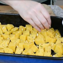 carofi condimentati in tava pentru reteta de aripoare de pui la cuptor