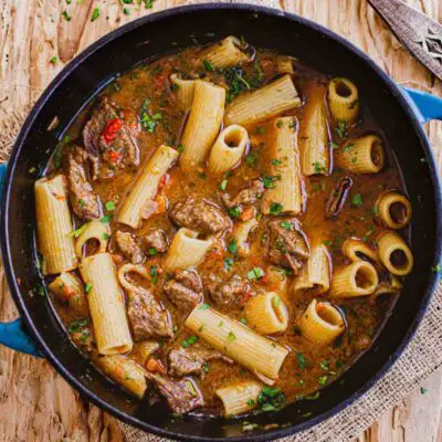 tocanita de vita cu garnitura de paste
