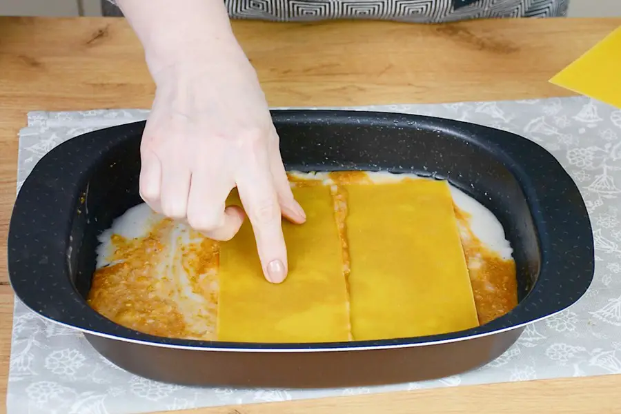 cum se așază lasagna în tavă